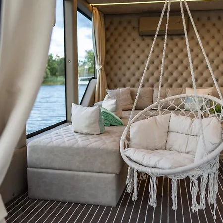 Hotel na wodzie Dein Schwimmendes Luxboot In Templin