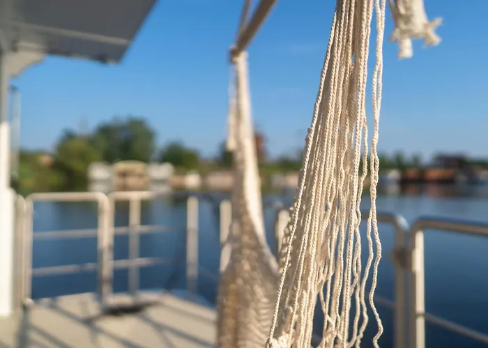 Dein Schwimmendes Luxboot In بوتيل تيمبلين